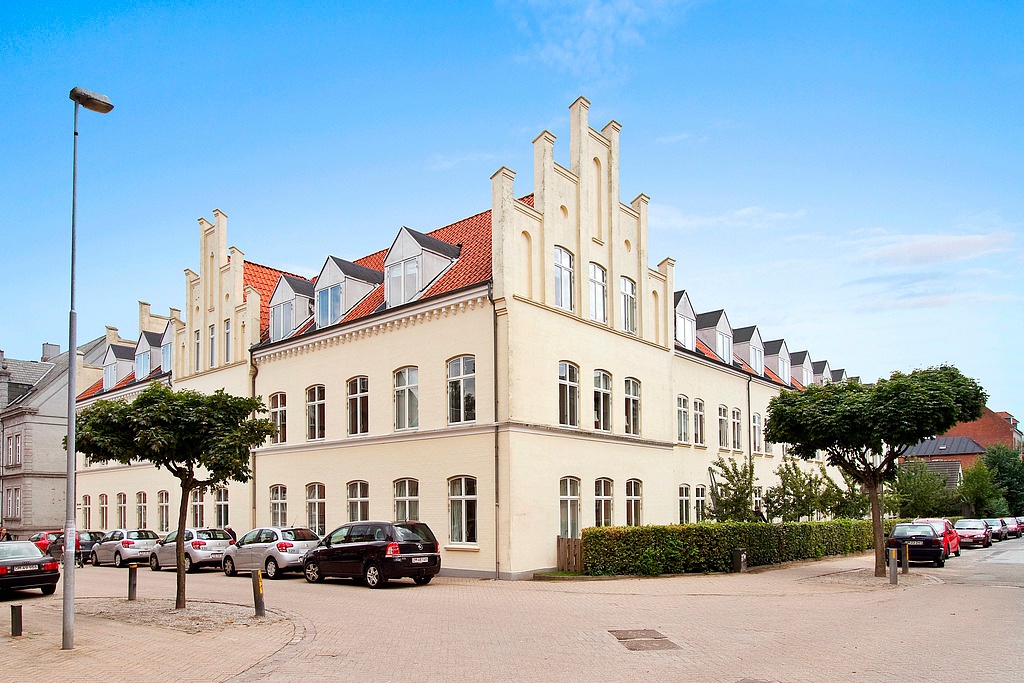 Oluf Bagers Gade 28 facade i Odense - historisk ejendom med sandfarvet facade